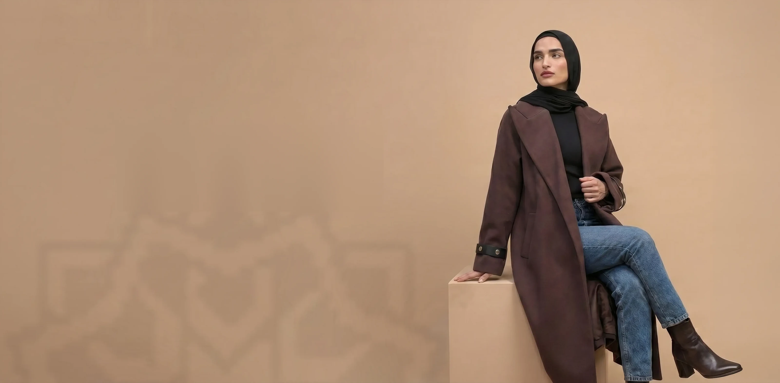 Mannequin AZDFFEN dans un décor beige